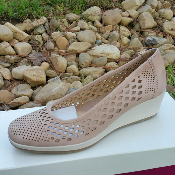 naturalizer women's brelynn wedge pump